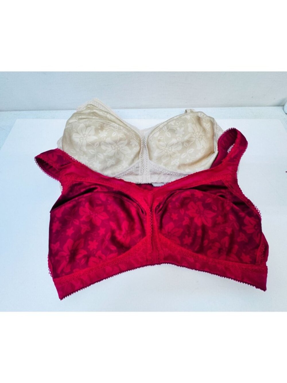 2 Playtex 42D bra's like new. Beige and red